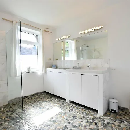 Comfortable Holiday Near The Beach In Am Salzhaff Dom wakacyjny
